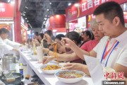 梦见抓鸡“嗦粉”经济火热 中国多地“食力”出圈