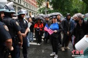 梦见抓鸡美国多地举行“没有国王”抗议活动